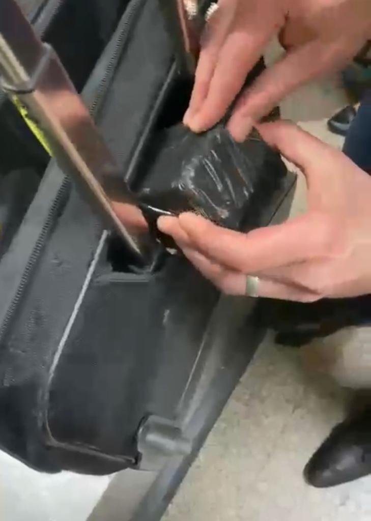 ضبط موظف باحدي شركات الطيران حاول تهريب ٥١ تليفون محمول   