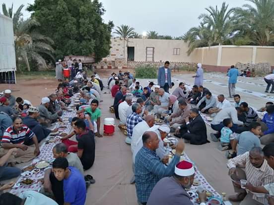 محافظ الوادى الجديد يتناول مع الاهالي الإفطار الجماعي على الارض