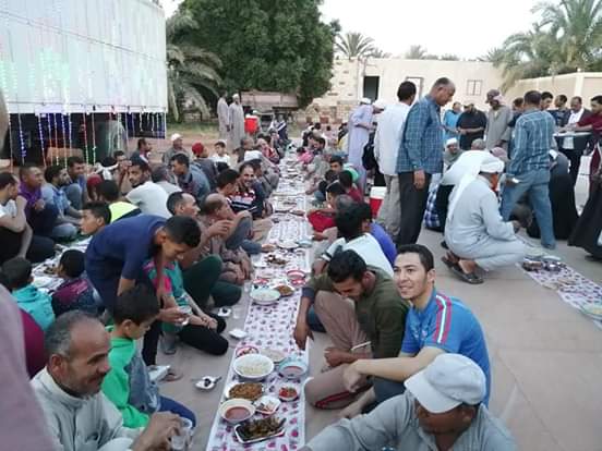 محافظ الوادى الجديد يتناول مع الاهالي الإفطار الجماعي على الارض