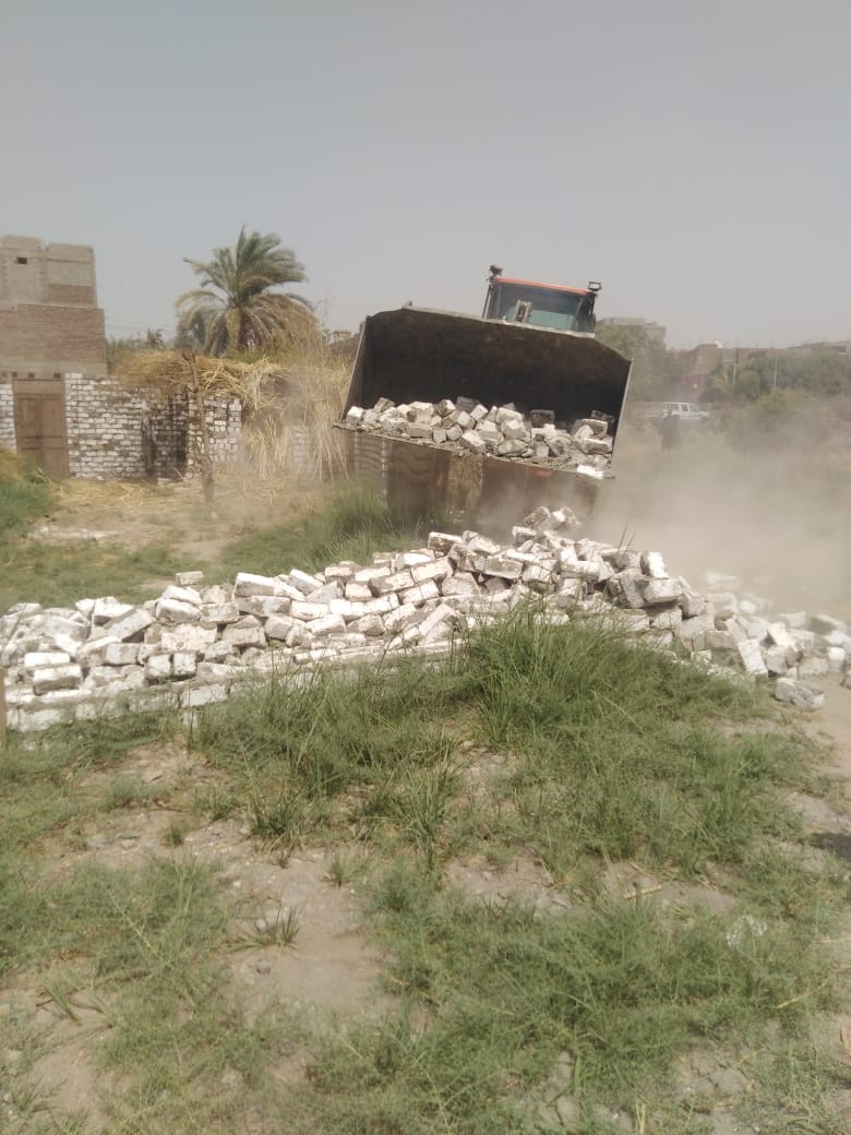 إزالة ٦ حالات تعدى على الأراضى الزراعية بأرمنت جنوب غرب الأقصر