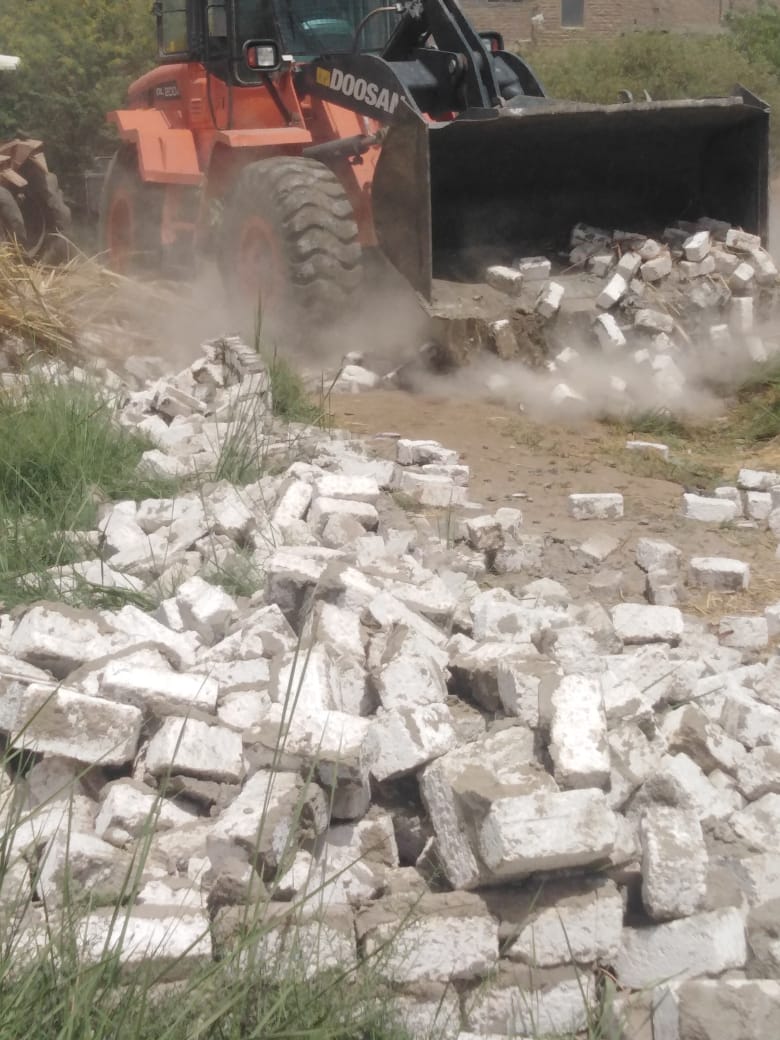 إزالة ٦ حالات تعدى على الأراضى الزراعية بأرمنت جنوب غرب الأقصر