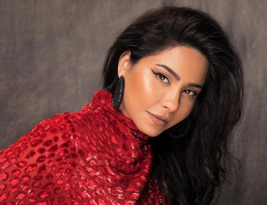 إليسا تسخر من تعليق شيرين عن طريقة تعاملها مع جمهورها