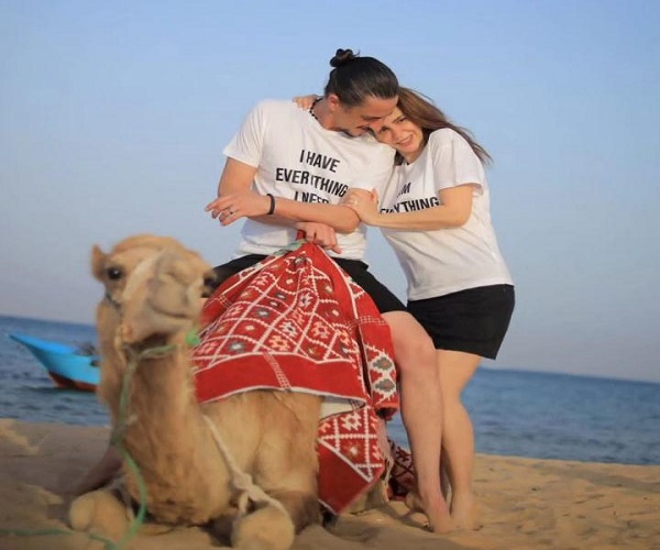 دنيا عبدالعزيز وزوجها 