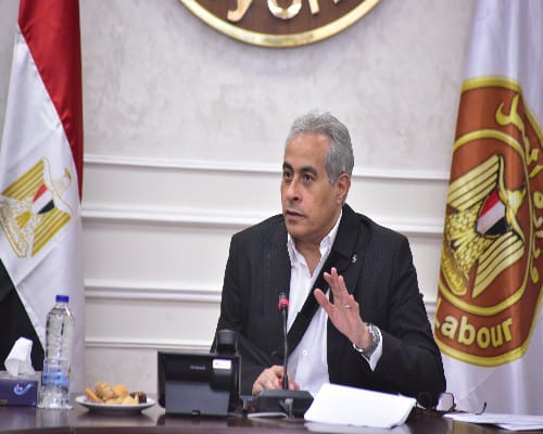 وزير العمل   حسن شحاتة