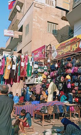 اهالى شبين القناطر تستغيث من اشغالات الطريق .. صور