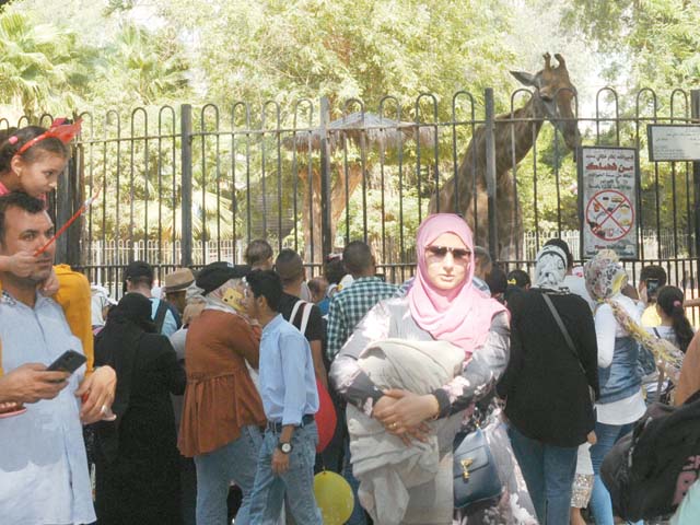 حديقة الحيوان استقبلت 40 ألف زائر.. للاستمتاع بعروض الدب وملك الغابة