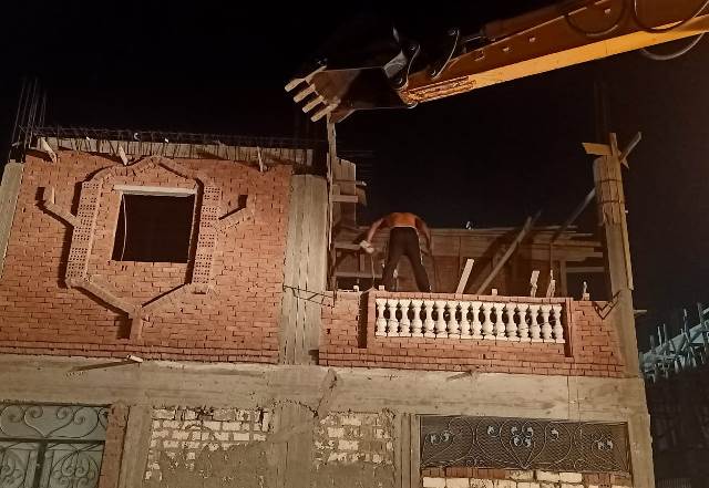 جهاز النوبارية الجديدة يكشر عن أنيابه وينفذ إزالة مبانى بالتعاون مع شرطة التعمير.. بالصور