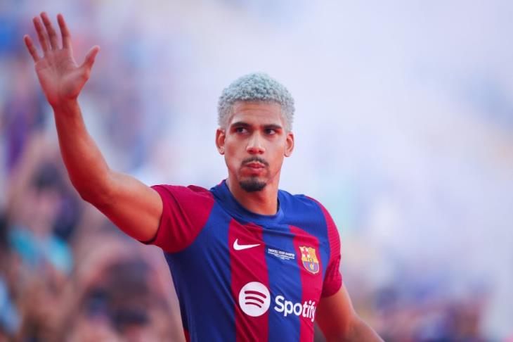 أراوخو مدافع فريق برشلونة 