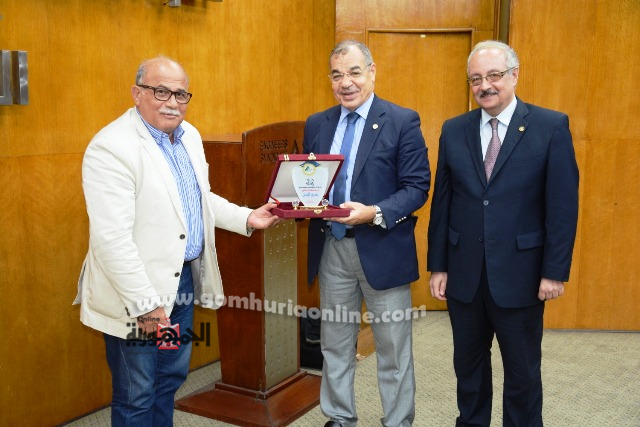 درع نقابة المهندسين ولجنة الطاقة لوزير التعليم الأسبق
