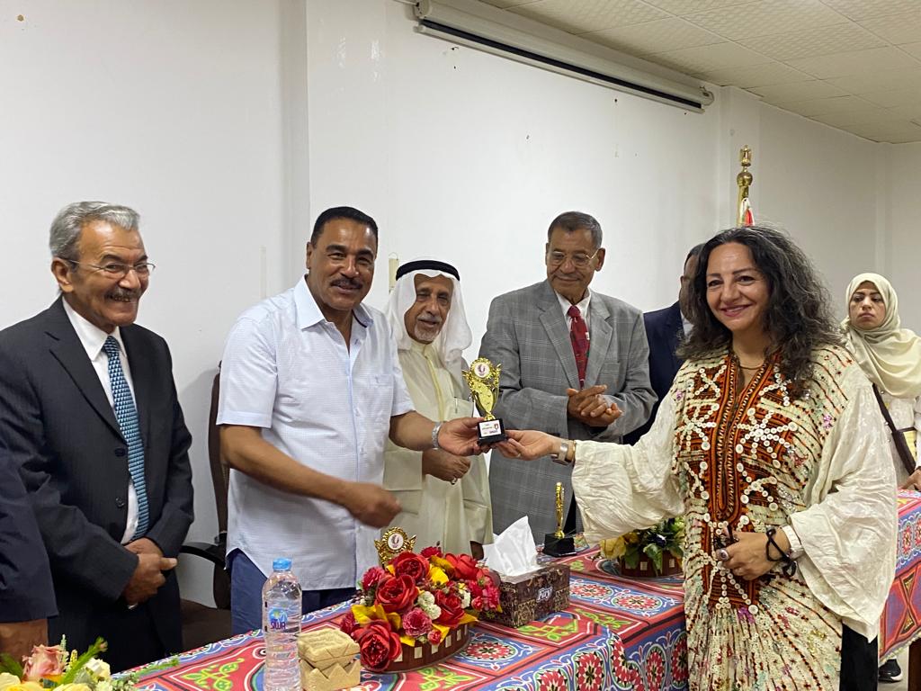 محافظ مطروح يلتقي الفنانين المشاركين بملتقي سيوة الدولي