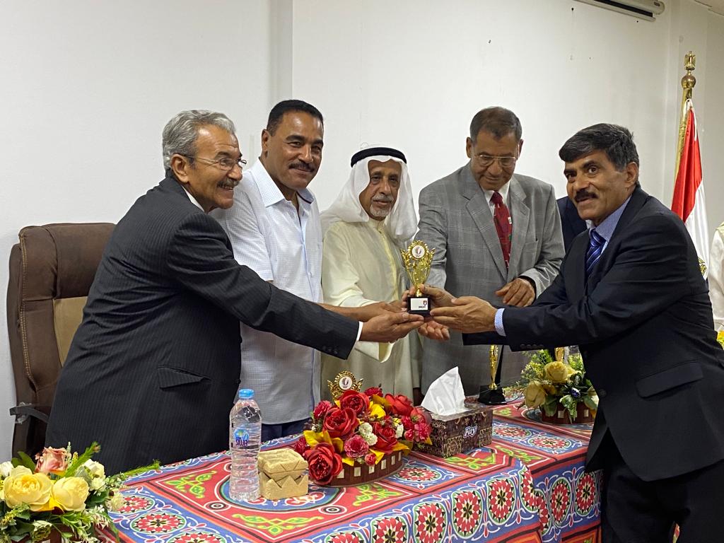 محافظ مطروح يلتقي الفنانين المشاركين بملتقي سيوة الدولي