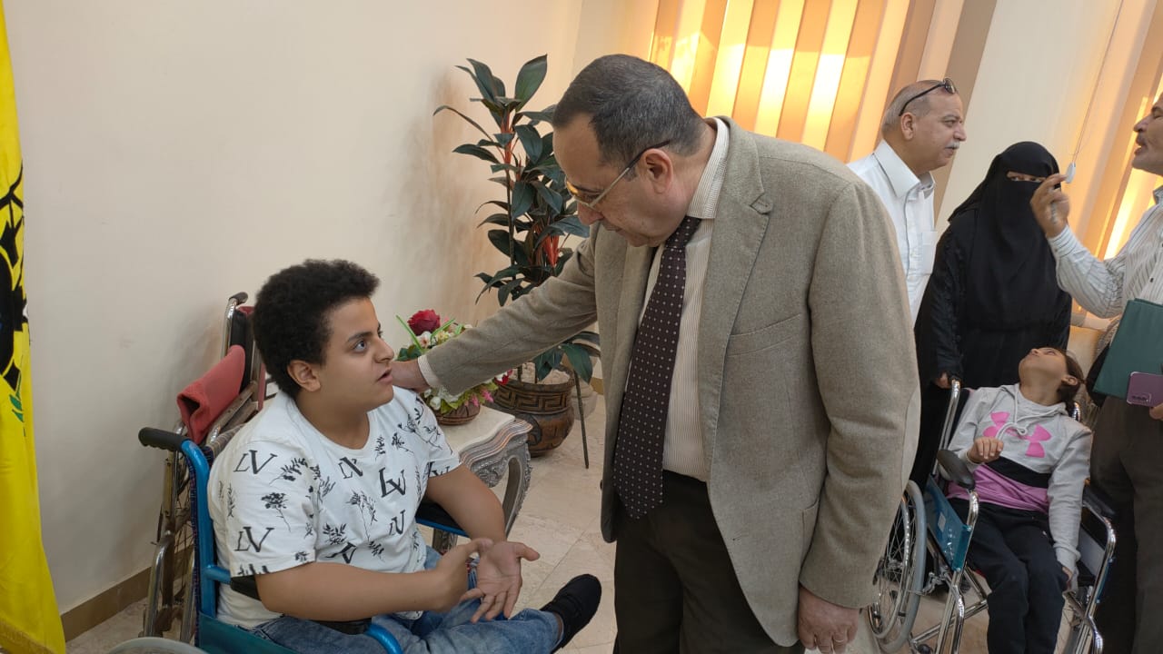 محافظ شمال سيناء يوزع 25 كراسيا متحركا لذوى الاحتياجات الخاصة