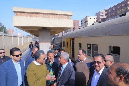 وزير النقل يتابع انتظام الخدمة بخط قطارات شبين القناطر .. صور