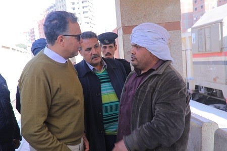 وزير النقل يتابع انتظام الخدمة بخط قطارات شبين القناطر .. صور