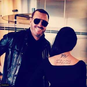 شاهد .. معجبة تثير الجدل بوشم باسم كاظم الساهر 