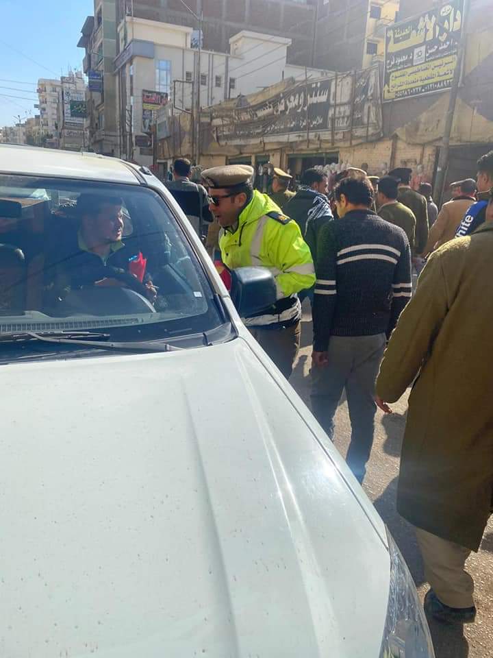 مرور بلبيس يوزع الورود علي المواطنين احتفالا بعيد الشرطة.. صور