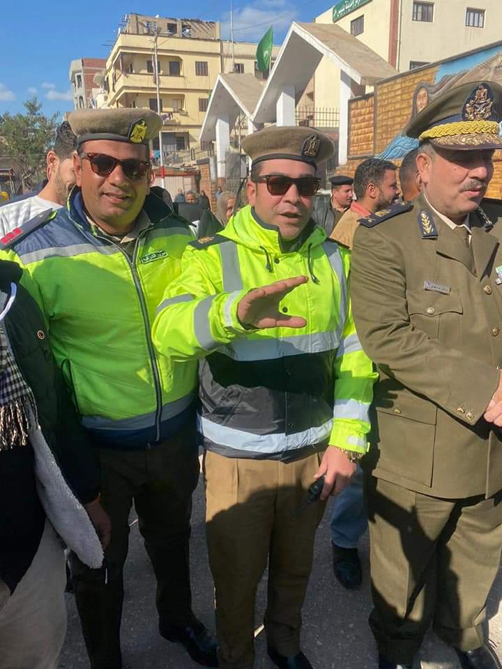 مرور بلبيس يوزع الورود علي المواطنين احتفالا بعيد الشرطة.. صور