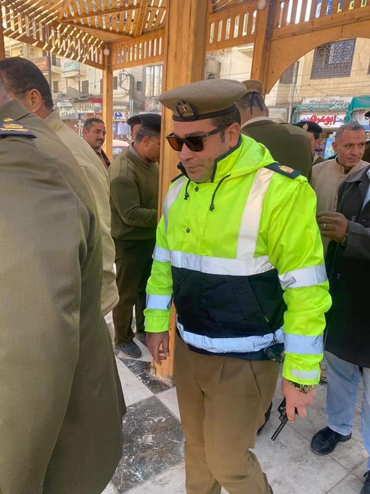 مرور بلبيس يوزع الورود علي المواطنين احتفالا بعيد الشرطة.. صور