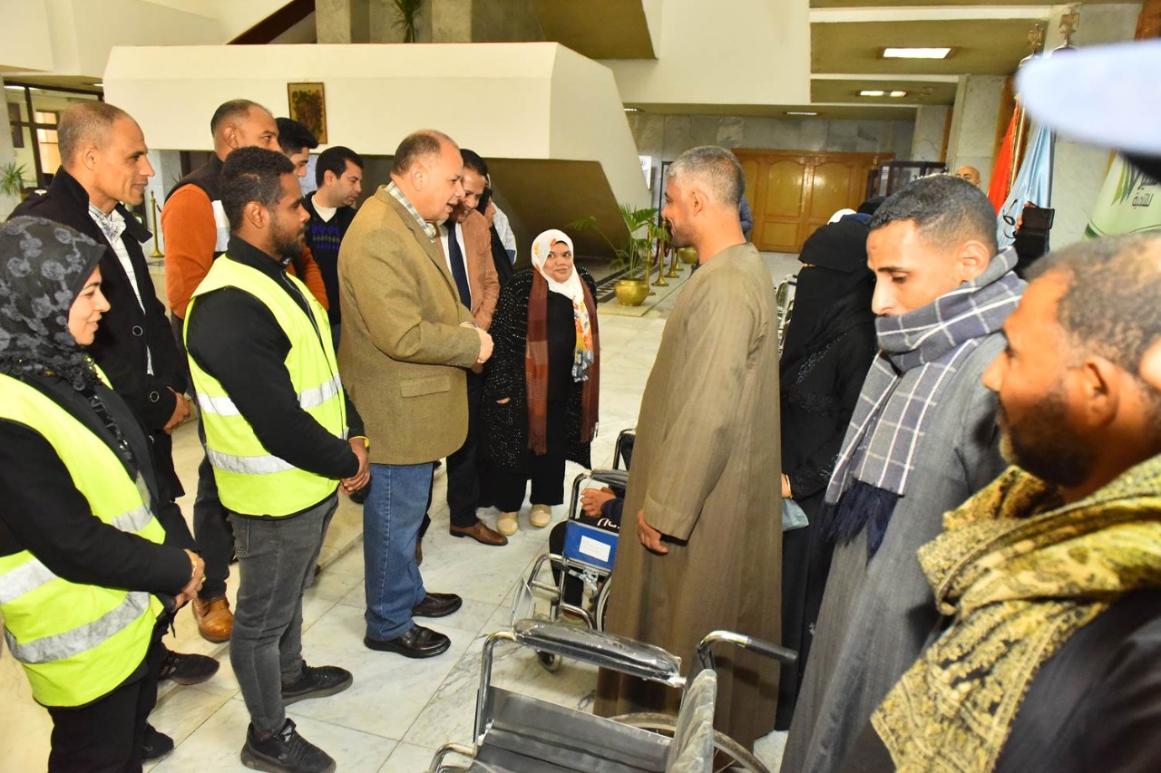 محافظ أسيوط كراسي متحركة وأطراف صناعية لذوى الاحتياجات الخاصه