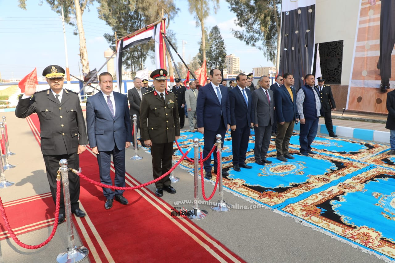 محافظ المنوفية ومدير الأمن يضعان إكليل الزهور علي النصب التذكاري لشهداء الشرطة بمدينة قويسنا