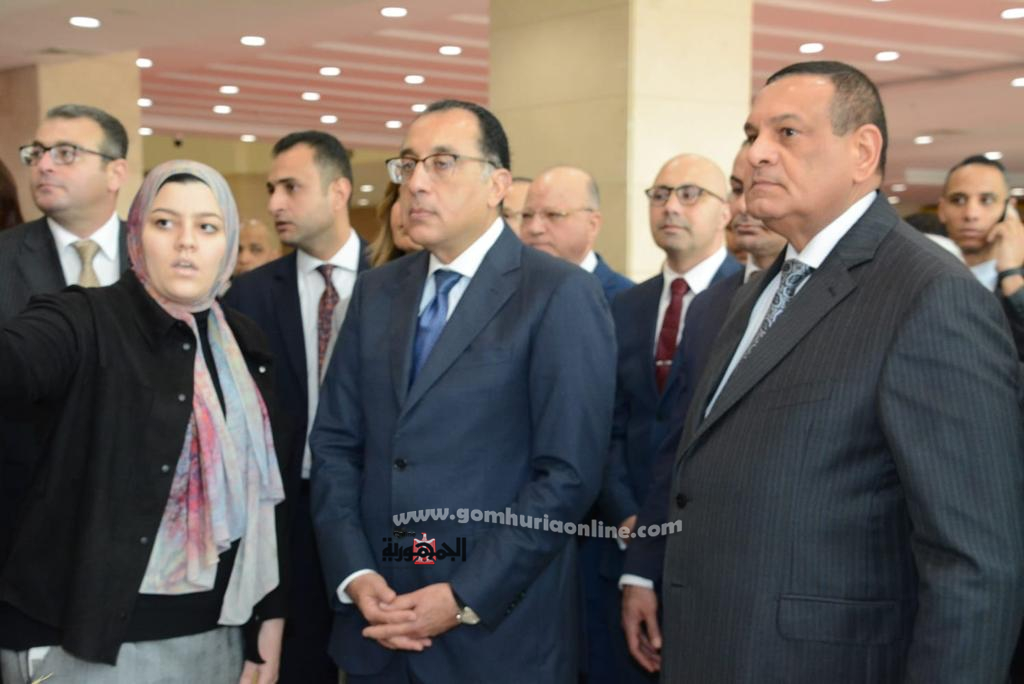 الدكتور مصطفى مدبولى خلال تفقده جناح وزارة التنمية المحلية بمعرض القاهرة الدولى للكتاب