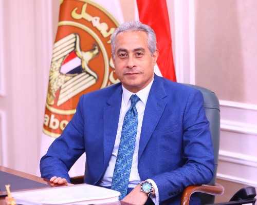 وزير العمل  حسن شحاتة