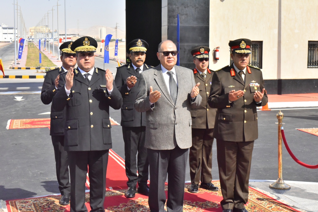 محافظ أسيوط يشارك مدير الأمن في وضع إكليل الزهور على نصب شهداء ال