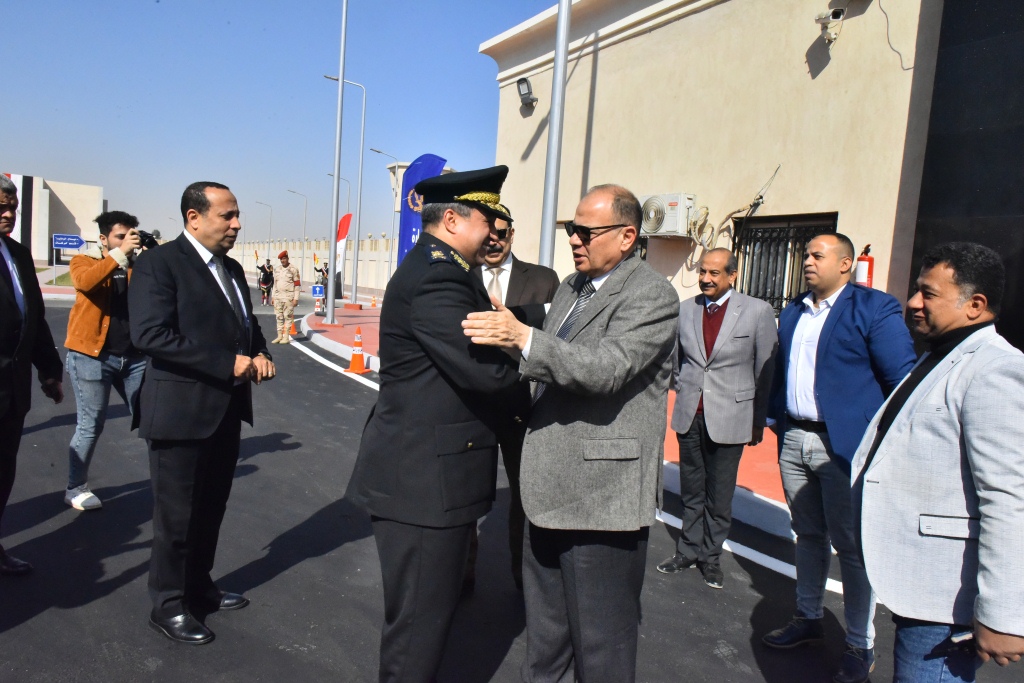 محافظ أسيوط يشارك مدير الأمن في وضع إكليل الزهور على نصب شهداء ال