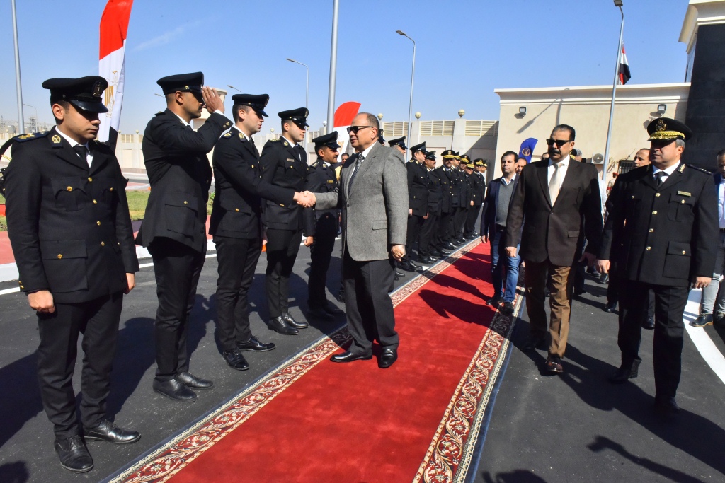 محافظ أسيوط يشارك مدير الأمن في وضع إكليل الزهور على نصب شهداء ال