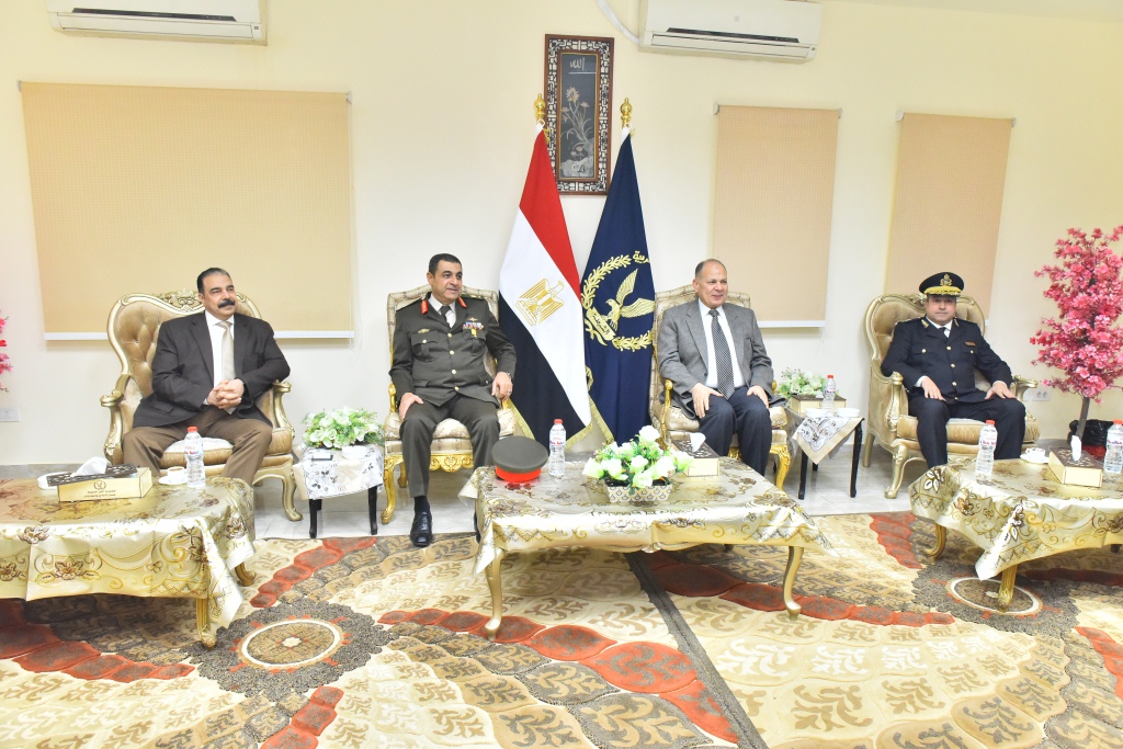 محافظ أسيوط يشارك مدير الأمن في وضع إكليل الزهور على نصب شهداء ال