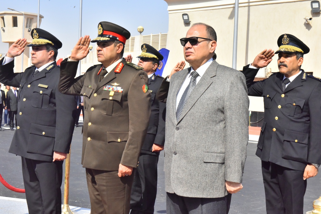 محافظ أسيوط يشارك مدير الأمن في وضع إكليل الزهور على نصب شهداء ال