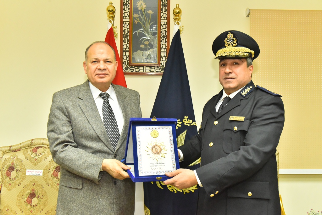 محافظ أسيوط يشارك مدير الأمن في وضع إكليل الزهور على نصب شهداء ال