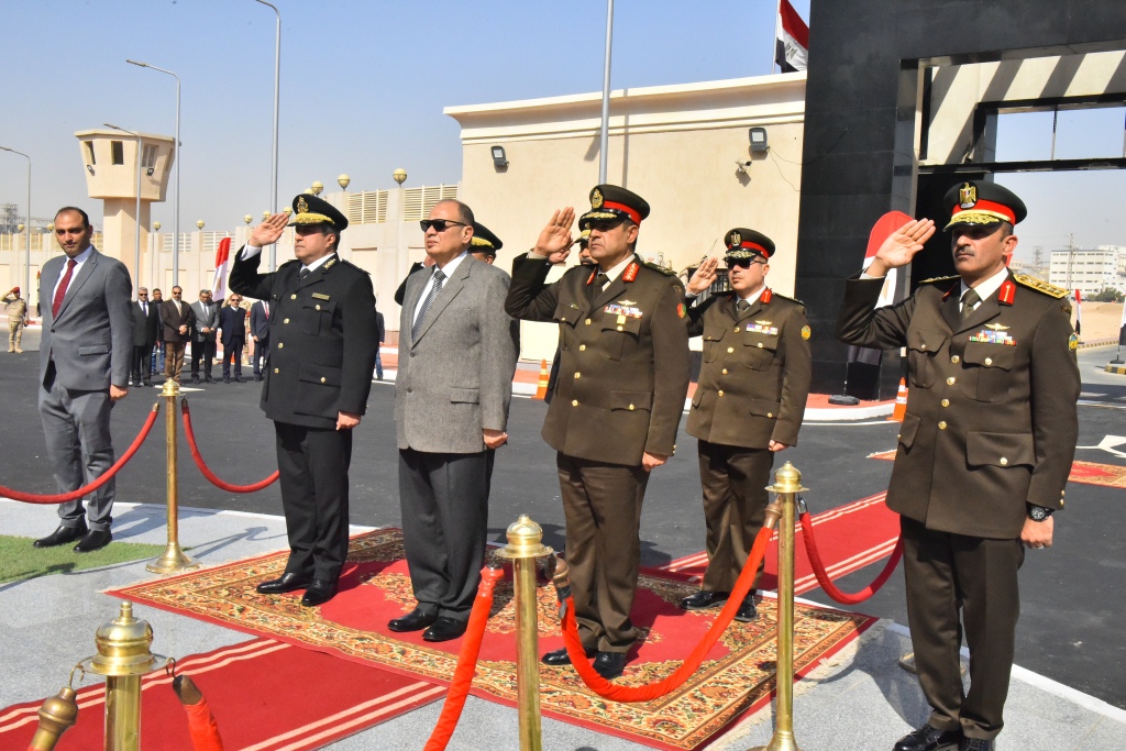 محافظ أسيوط يشارك مدير الأمن في وضع إكليل الزهور على نصب شهداء ال