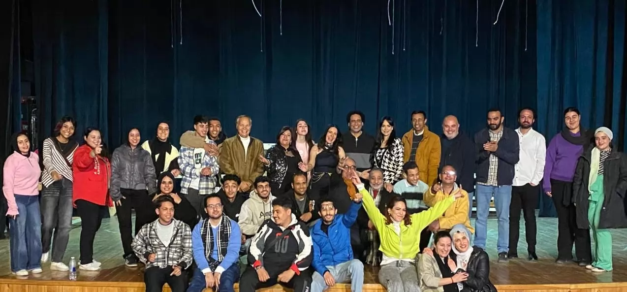 أسرة المسرحية 