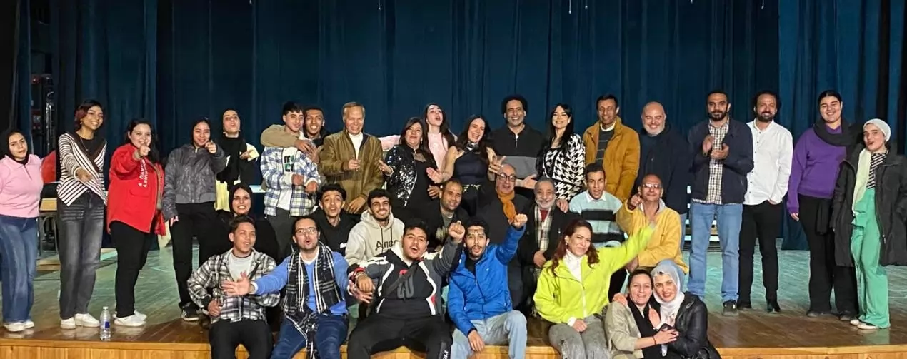 أسرة المسرحية 