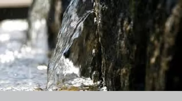 أحكام استخدام ماء زمزم: بين الطهارة والشفاء 