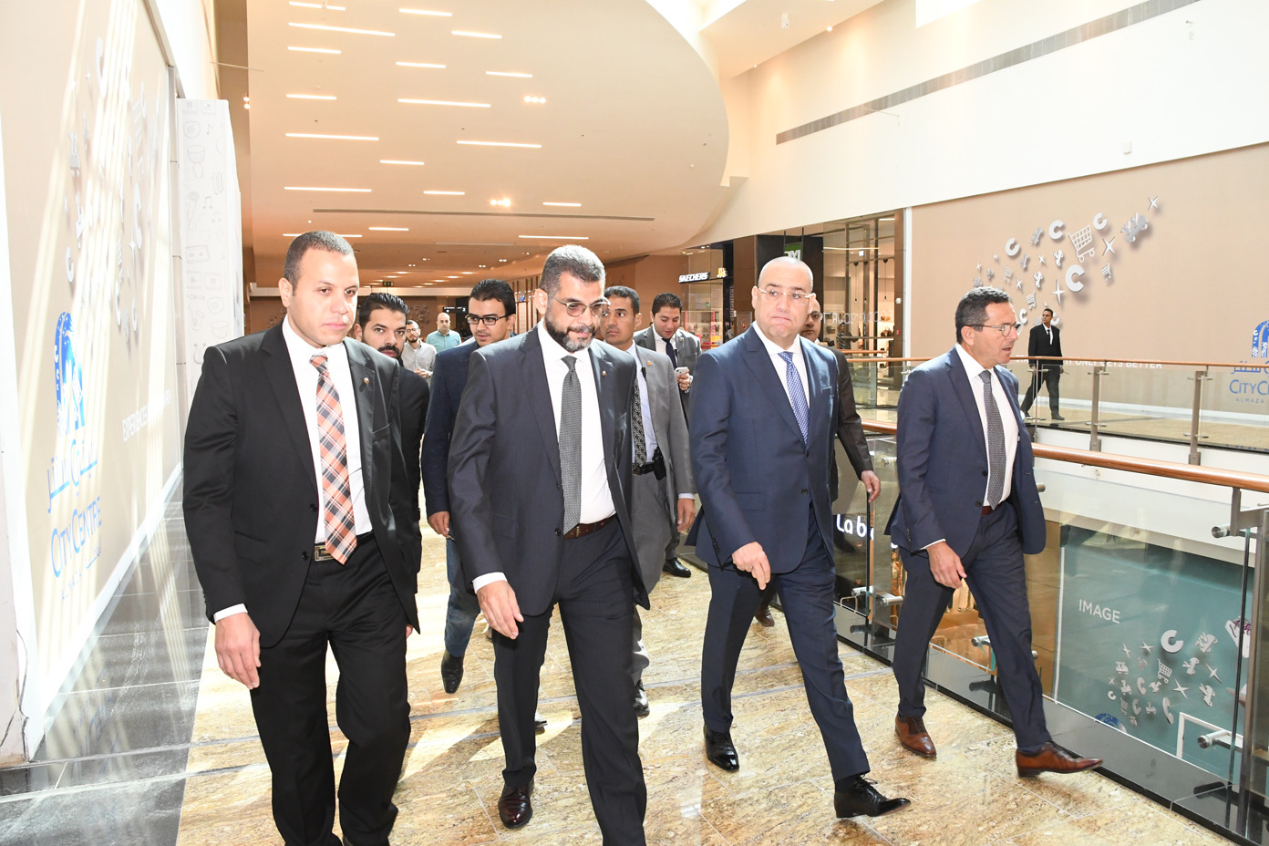 وزير الإسكان يتفقد مول 