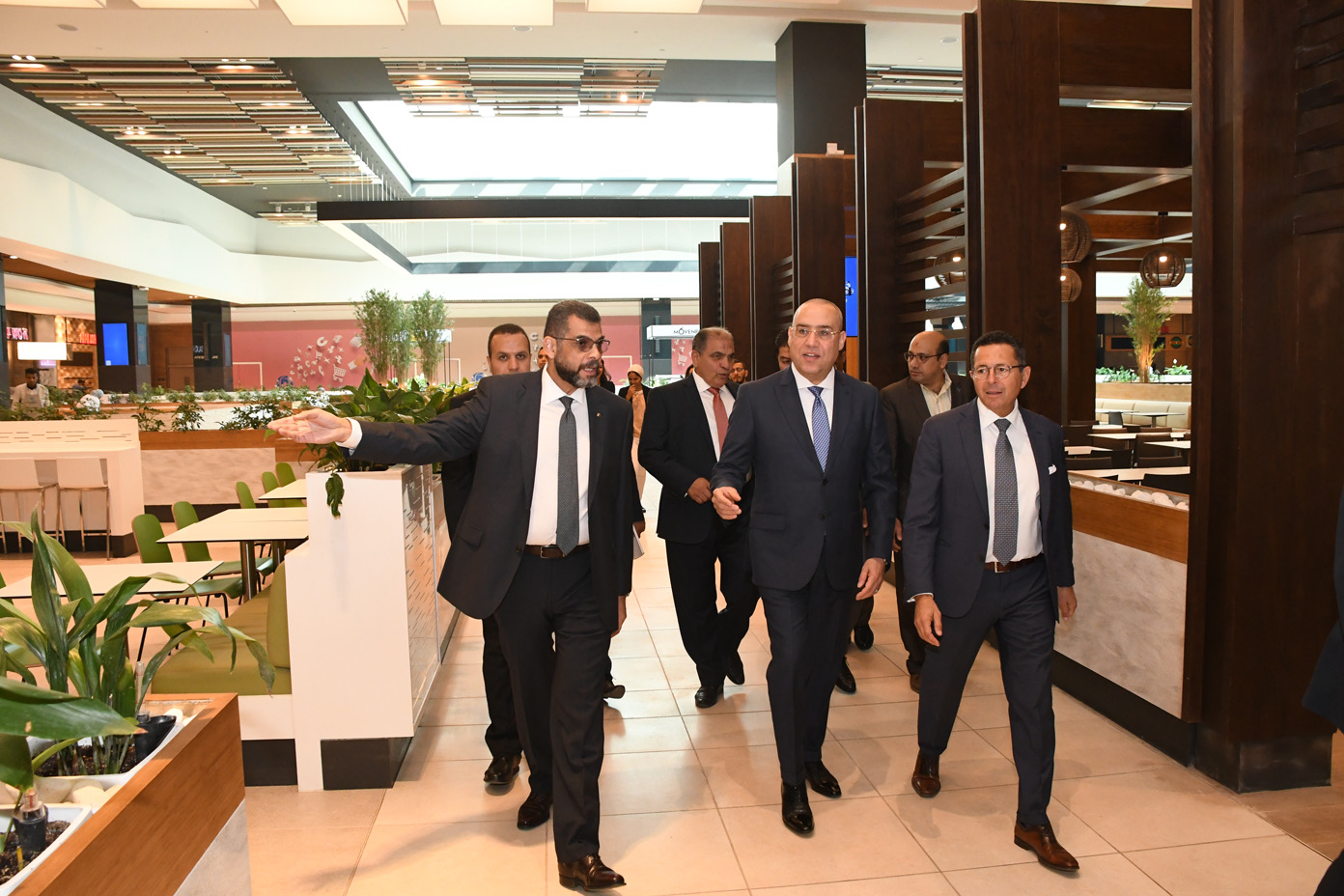 وزير الإسكان يتفقد مول 