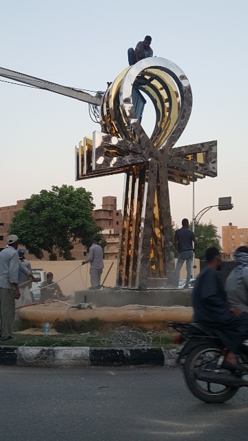 نقل مجسم مفتاح الحياة إلى ميدان الشيراتون جنوب الأقصر