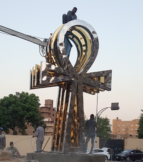 نقل مجسم مفتاح الحياة إلى ميدان الشيراتون جنوب الأقصر