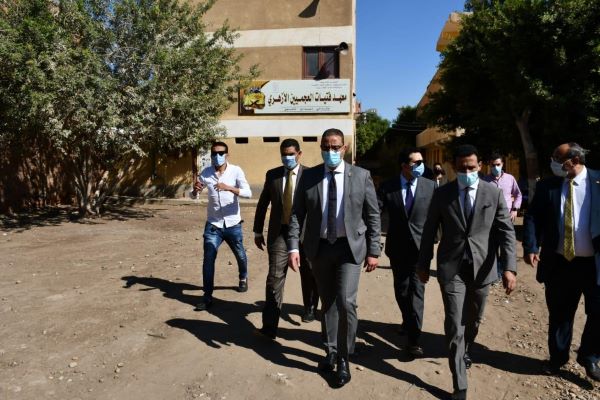 محافظ الفيوم يوجه بغلق مقهيين بأبشواى.. بالصور