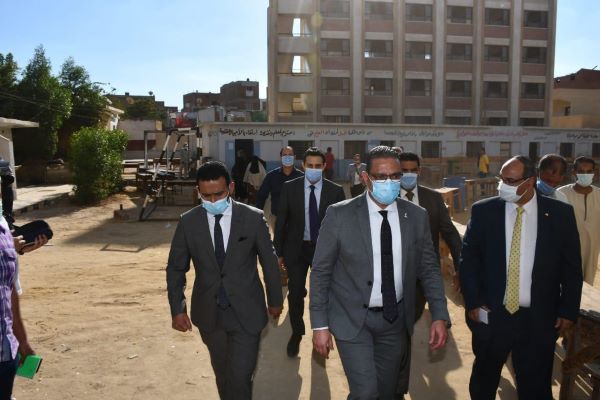 محافظ الفيوم يوجه بغلق مقهيين بأبشواى.. بالصور