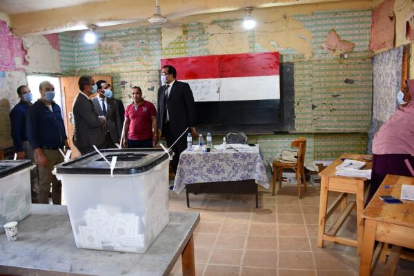 محافظ الفيوم يوجه بغلق مقهيين بأبشواى.. بالصور