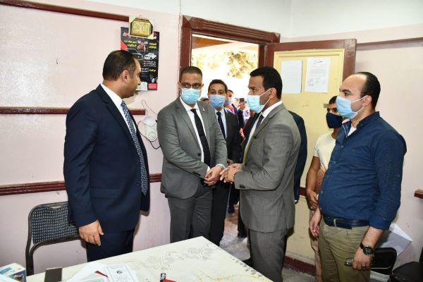 محافظ الفيوم يوجه بغلق مقهيين بأبشواى.. بالصور