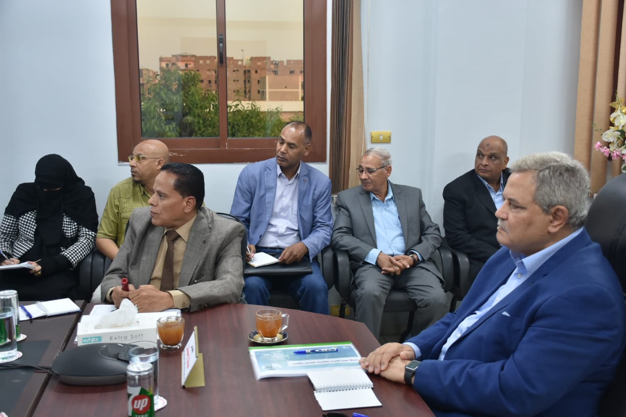 رئيس شركة مياه الشرب يتابع معدلات تنفيذ المشروعات بالأقصر