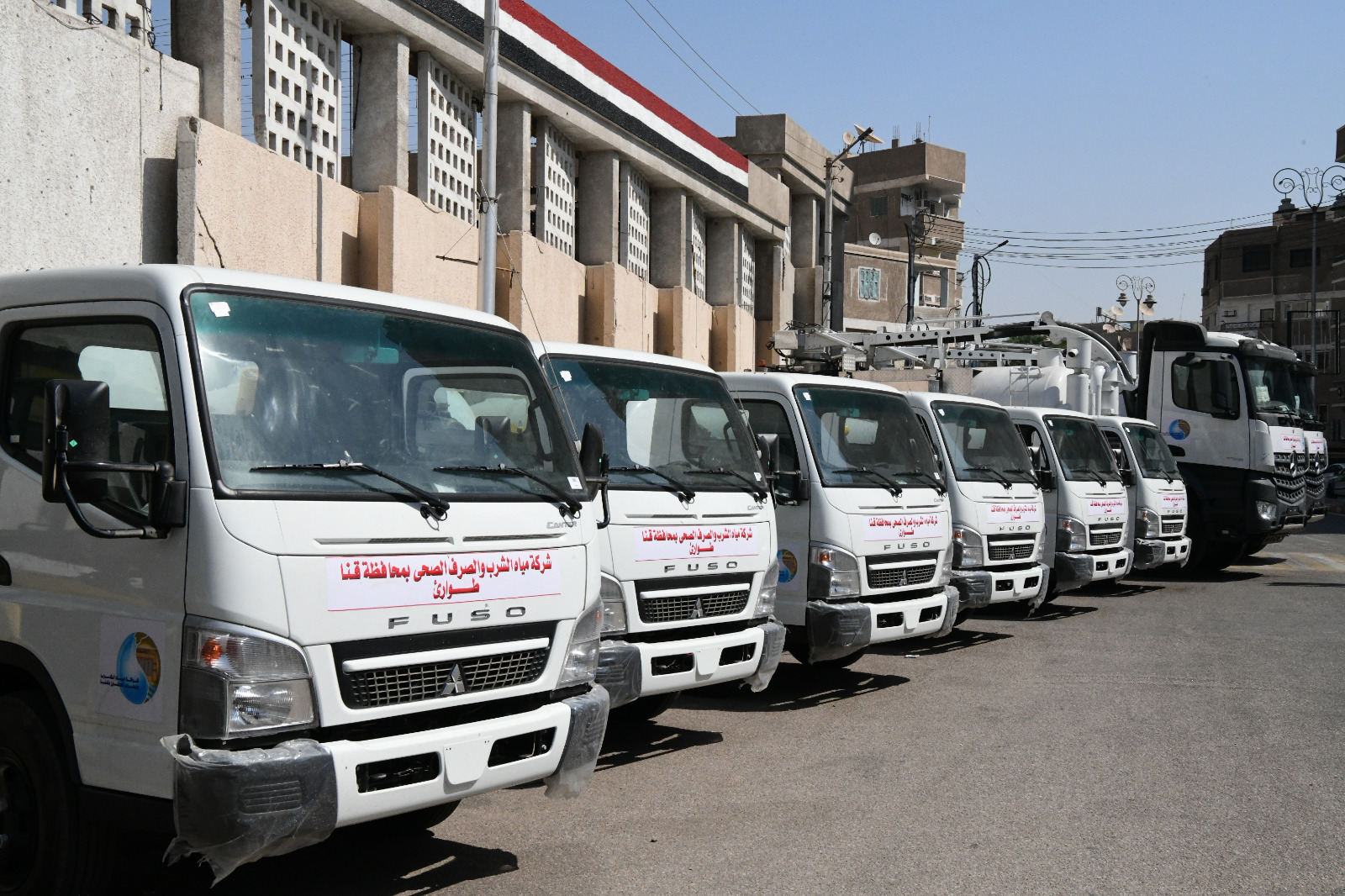 محافظة قنا تتسلم عددا من سيارات شفاط و كسح الصرف الصحى 