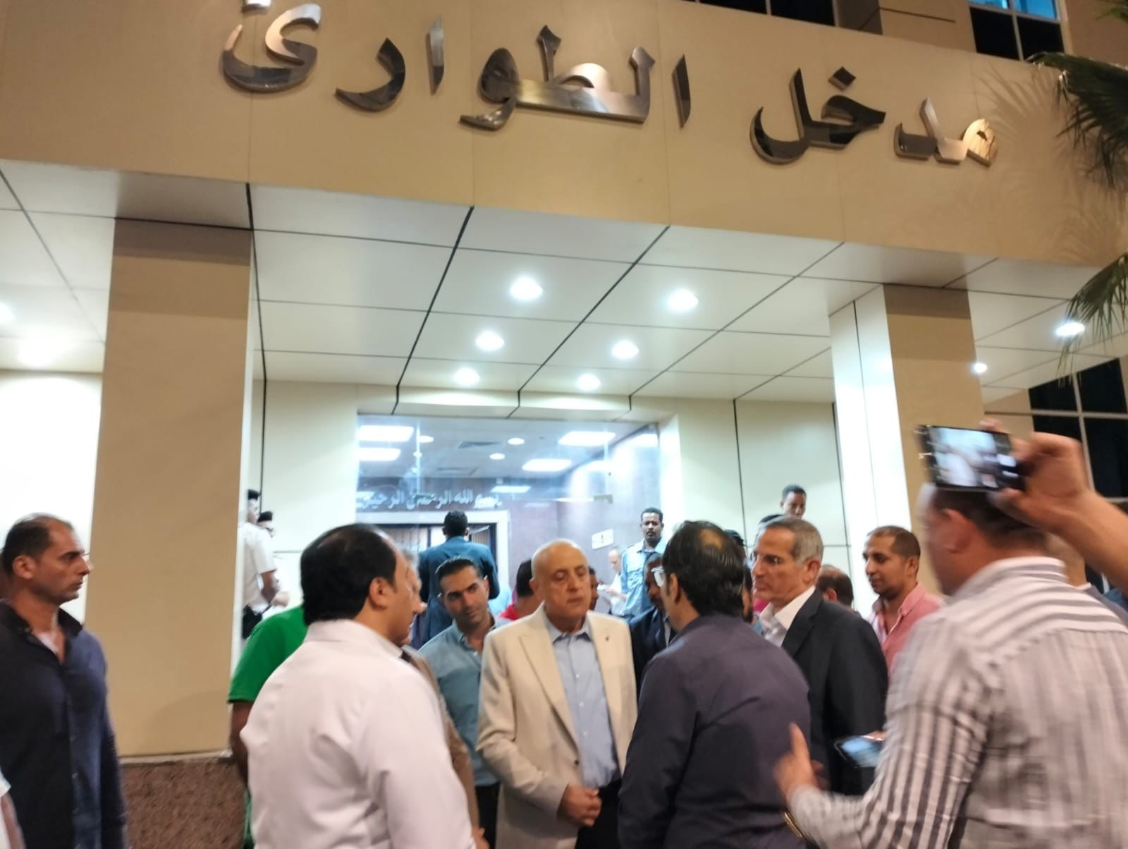 محافظ الأقصر خلال متابعته علاج الطالبات المصابت بالتسمم