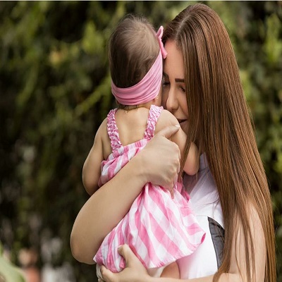 دنيا عبدالعزيز وابنتها 