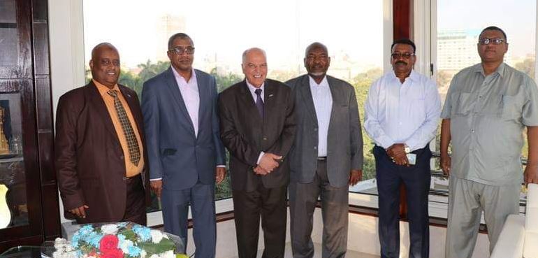 صورة جماعيى خلال توقيع البروتوكول 