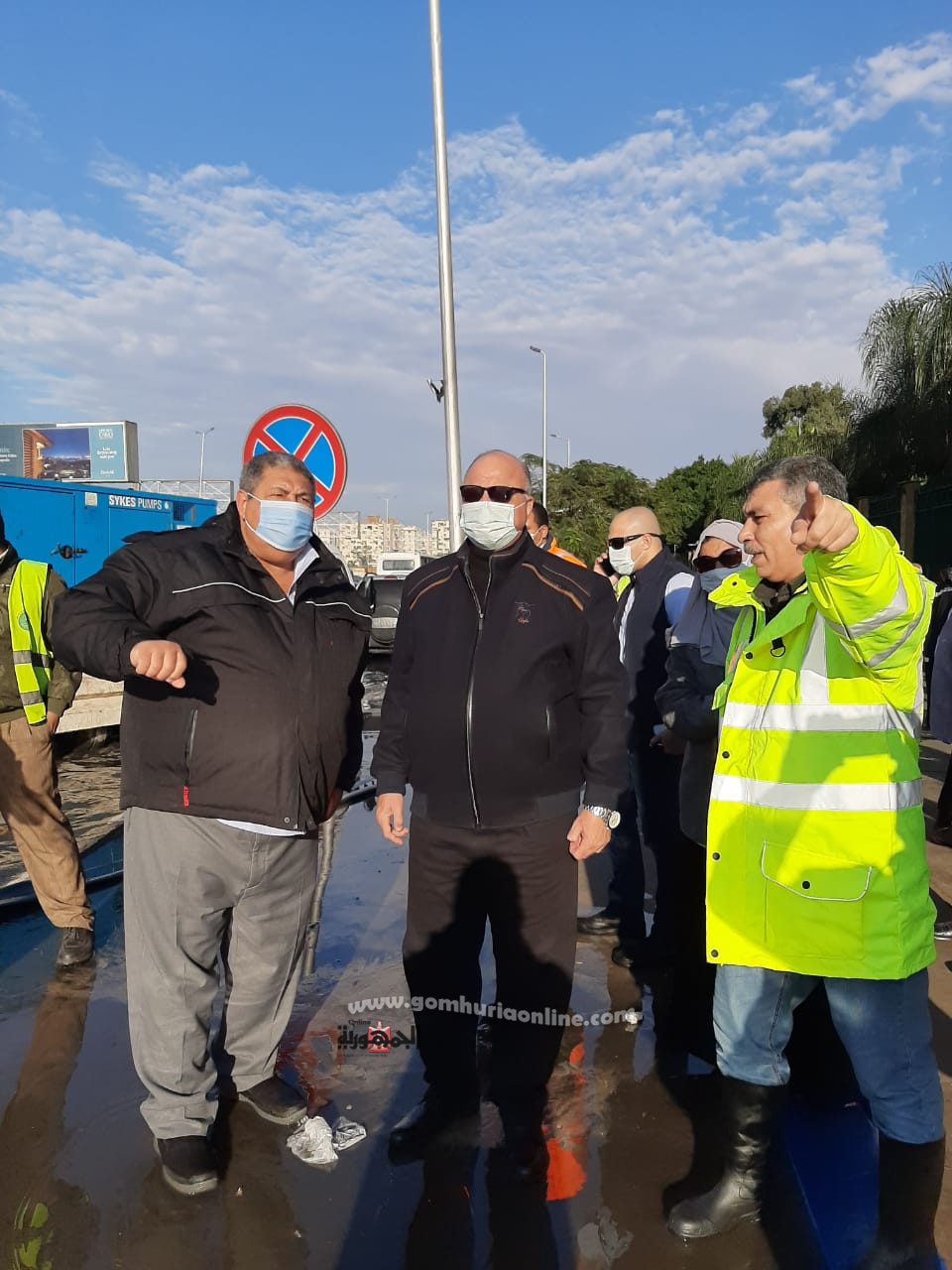بالصور محافظ القاهرة يتابع شفط مياه الأمطار من شوارع مدينه نصر بحضور رؤساء شركتى الصرف الصحى والمياه 